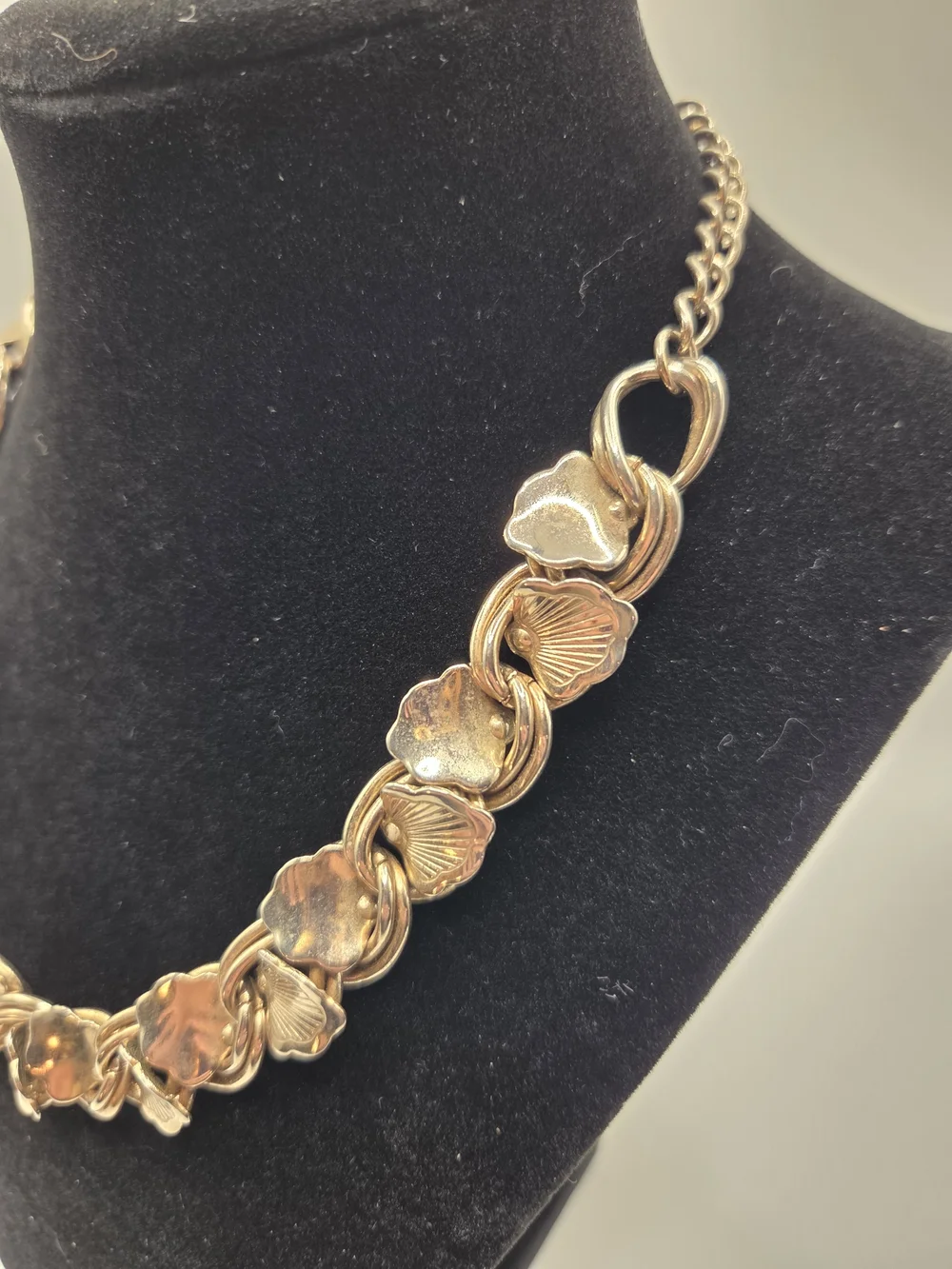 1669. Vintage Gold-Tone Floral Link Necklace